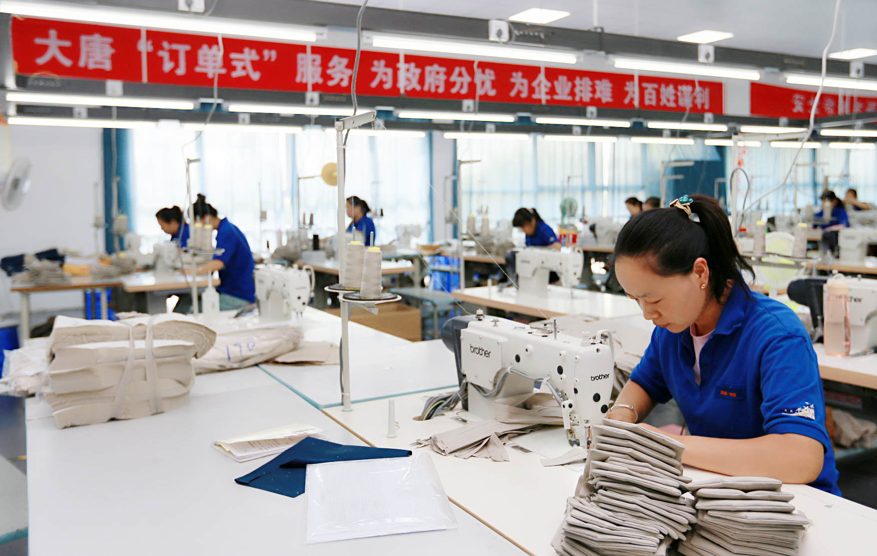4.中國(guó)大唐引進(jìn)“訂單式”扶貧企業(yè).，讓異地搬遷群眾實(shí)現(xiàn)家門(mén)口就業(yè).jpg