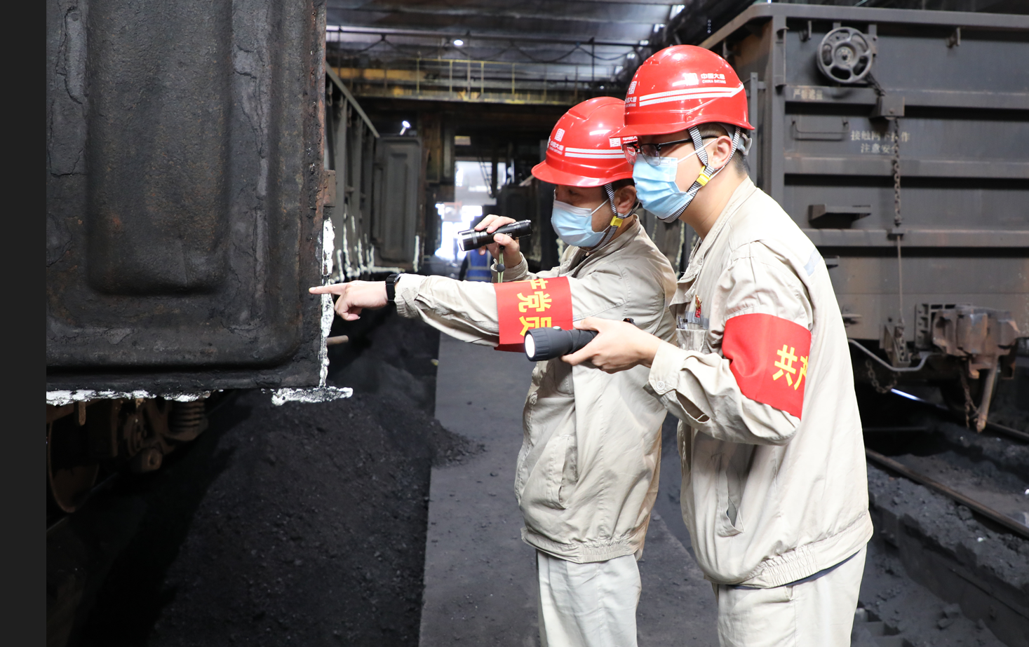 黨員沖鋒在前，攻堅克難。李鑫攝.png