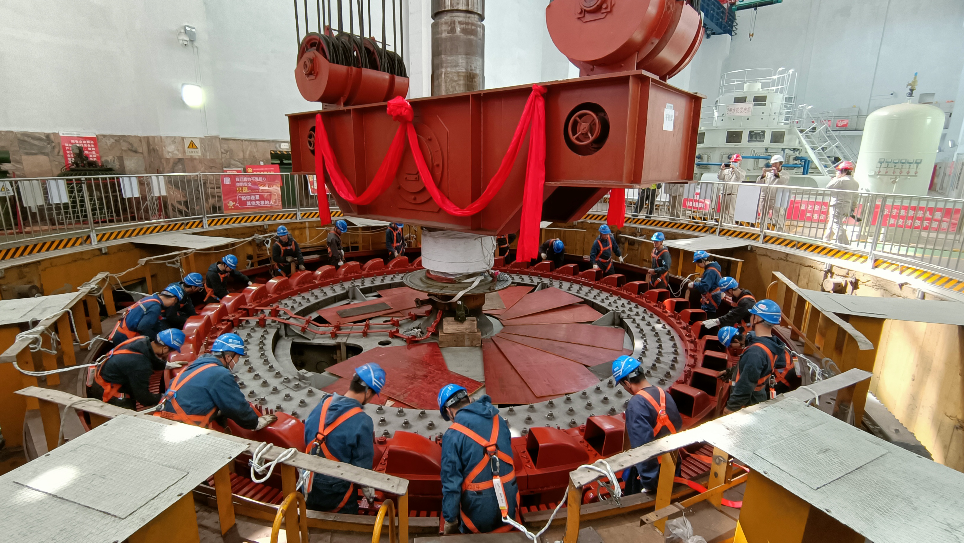 碧口水電廠發電機轉子回裝現場（劉小娟攝）.jpg