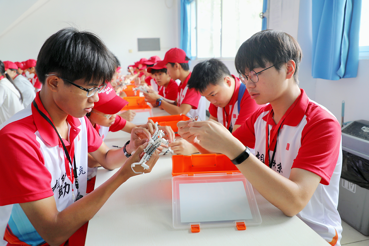 學生在北科青少年無人機實訓基地參觀學習a.jpg